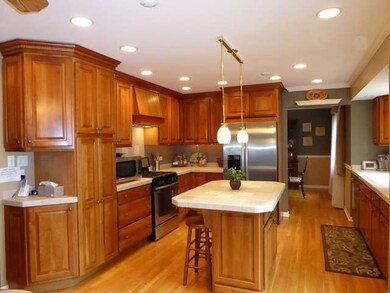 458 Farnham Ln, Wheaton, IL 60189 - photo 4