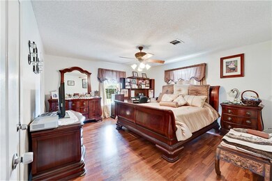Large Master Bedroom 15.5'X14.5' (Approx) w/ Walk