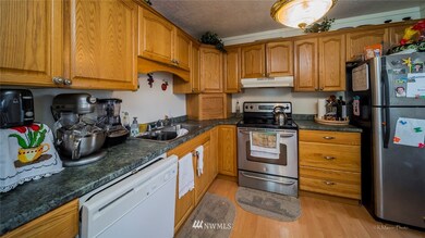 213 105th St SW, Everett, WA 98204 - photo 3