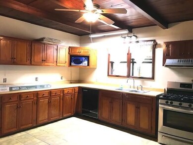 Roomy kitchen w/beautiful ceilings