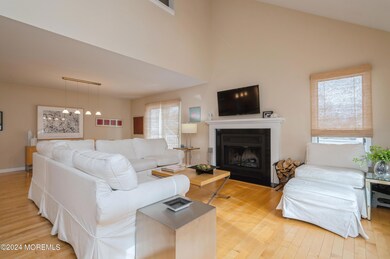 05_1910BeachBlvd_10001_LivingRoom_HiRes