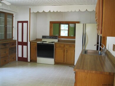 11 Manistee St, Rensselaer, NY 12144 - photo 3