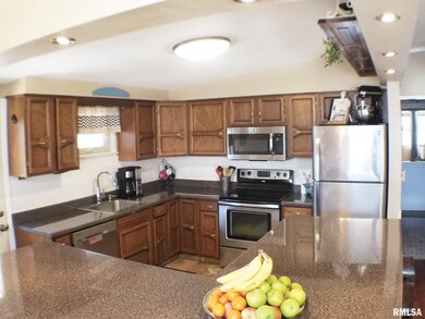 1520 Broadview Dr, Bettendorf, IA 52722 - photo 4