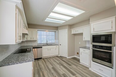 15731 Knoll Lake Dr, Houston, TX 77095 - photo 5