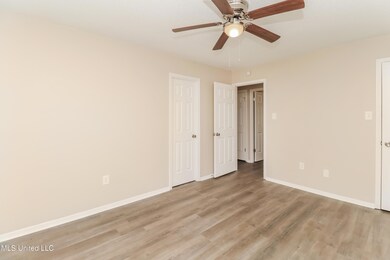 007-photo-primary-bedroom-14942964