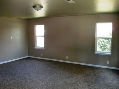 447 N 5th St, Central Point, OR 97502 - photo 5