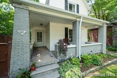 911 Emerald NE, Grand Rapids, MI 49504-2