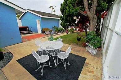 Front courtyard great for outdoor dining/so privat