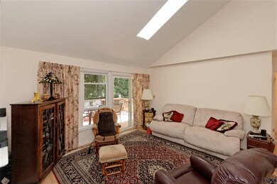 521 Highwood Cir, Albany, NY 12203 - photo 4