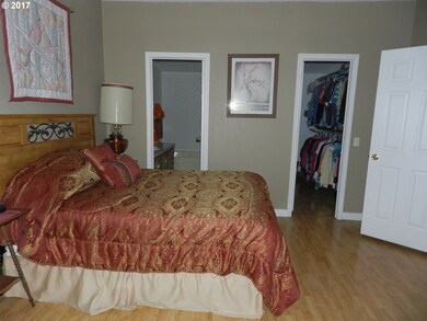 920 E 19th St, the Dalles, OR 97058 - photo 7