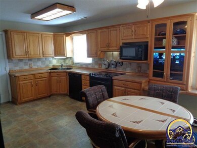 5047 SW Wanamaker Rd, Topeka, KS 66610 - photo 2