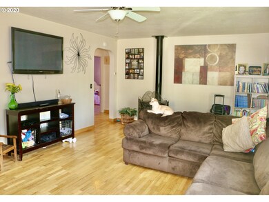 412 N 1st St, Creswell, OR 97426 - photo 5