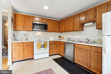 13821 Laura Ratcliff Ct, Centreville, VA 20121 - photo 5