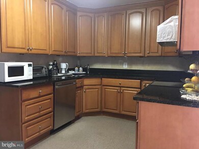 9717 Kings Crown Ct unit 101, Fairfax, VA 22031 - photo 6