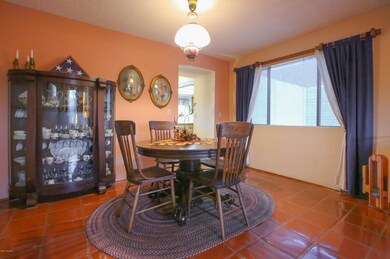 Ave De Carlotta - Dining Room
