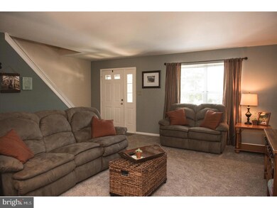 814 Treetop Ln, Norristown, PA 19403 - photo 3