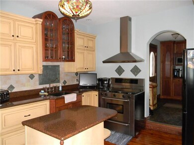 Gourmet kitchen with stilestone counters, Kraftmai