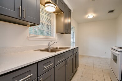 8806 Hillsgrove Ct, Houston, TX 77088 - photo 6