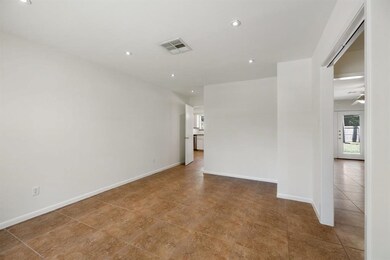 10214 Londonderry Dr, Houston, TX 77043 - photo 4