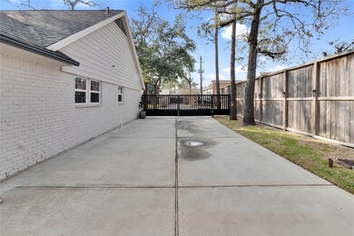 442 Wycliffe Dr, Houston, TX 77079 - photo 2