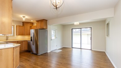 863 S Cedar Ave, Elmhurst, IL 60126 - photo 2