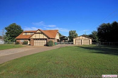 Quiet neighborhood with easy access to shopping an