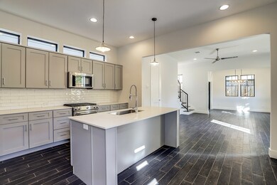 301 Neyland St unit B, Houston, TX 77022 - photo 2