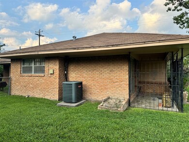 627 Bizerte St, Houston, TX 77022 - photo 4