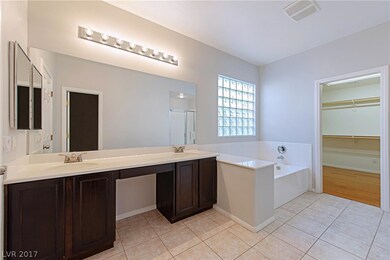 Master bath with dual sinks