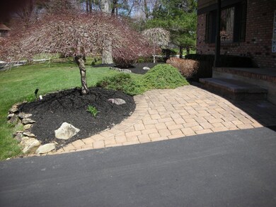 14 Leaf Lane - front paver walkway