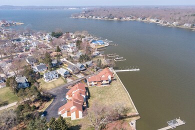 1121 S Shore Dr, Holland, MI 49423-45