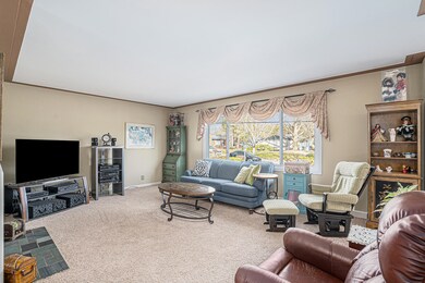 2520 Bruce Dr - Living Room