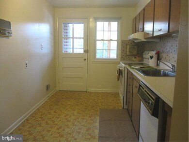 911 Grovehill Rd, Halethorpe, MD 21227 - photo 4