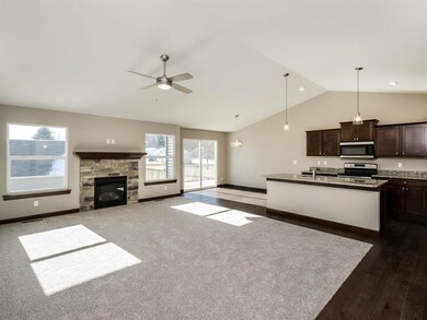 1921 Shady Grove Rd SW, Cedar Rapids, IA 52404 - photo 3