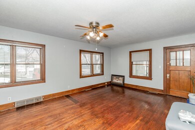 2300 Ave F_019