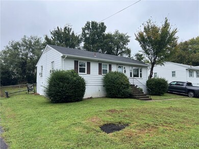 View of front facade featuring a front lawn