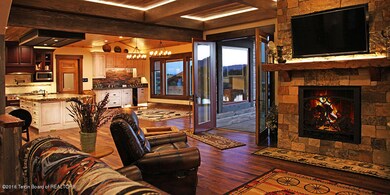 5_Ridgecrest100LivingFireplace
