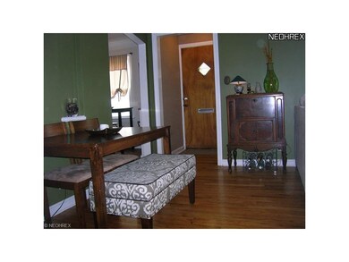 NICE ENTRYWAY W/DINING SPACE!