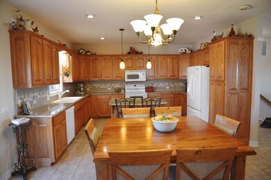 Gourmet Kitchen w/ granite & brfst bar
