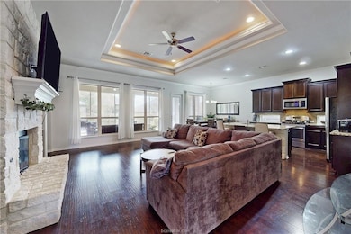 Living area featuring crown molding, a ceiling fan
