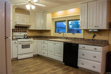 Kitchen plenty of storage - Bright and clean