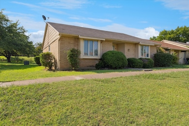 11 E Townhouse Ln unit 26, Grand Prairie, TX 75052 - photo 2