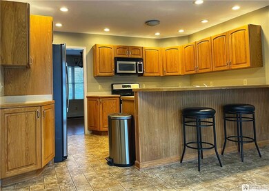 eat-in kitchen