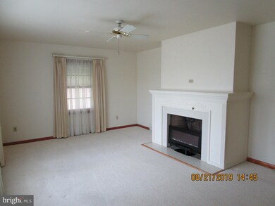 17913 Oak Ridge Dr, Hagerstown, MD 21740 - photo 2