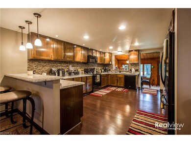 Spacious kitchen with breakfast ledge
