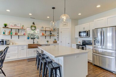 Kitchen - 102 N Lookout Pt