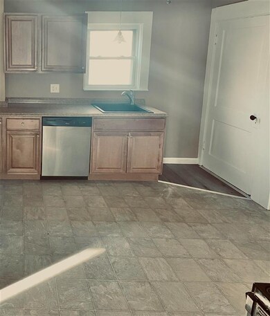 98 Crescent Rd, Manchester, NH 03103 - photo 2