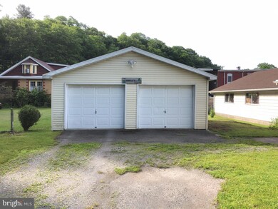 217 E Elm St, Tamaqua, PA 18252 - photo 2