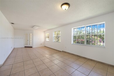 LIVIN ROOM/ DINNING ROOM