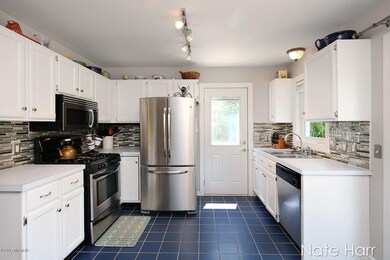 2329 Meadowglen Dr NE, Grand Rapids, MI 49505 - photo 3